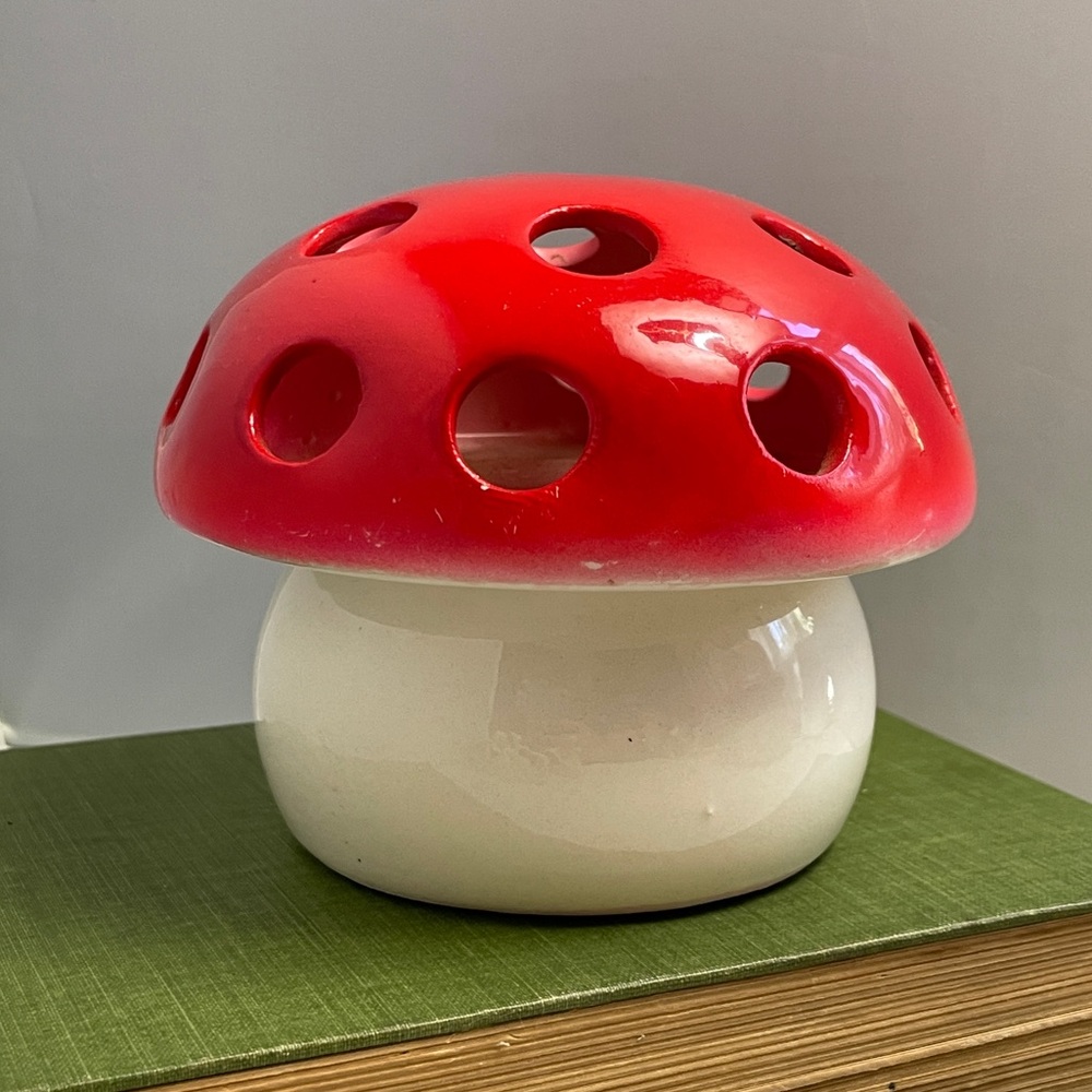 Vintage 60s Mushroom Flower Frog in‎ Red & White w/ Closed Bottom Japan RETRO